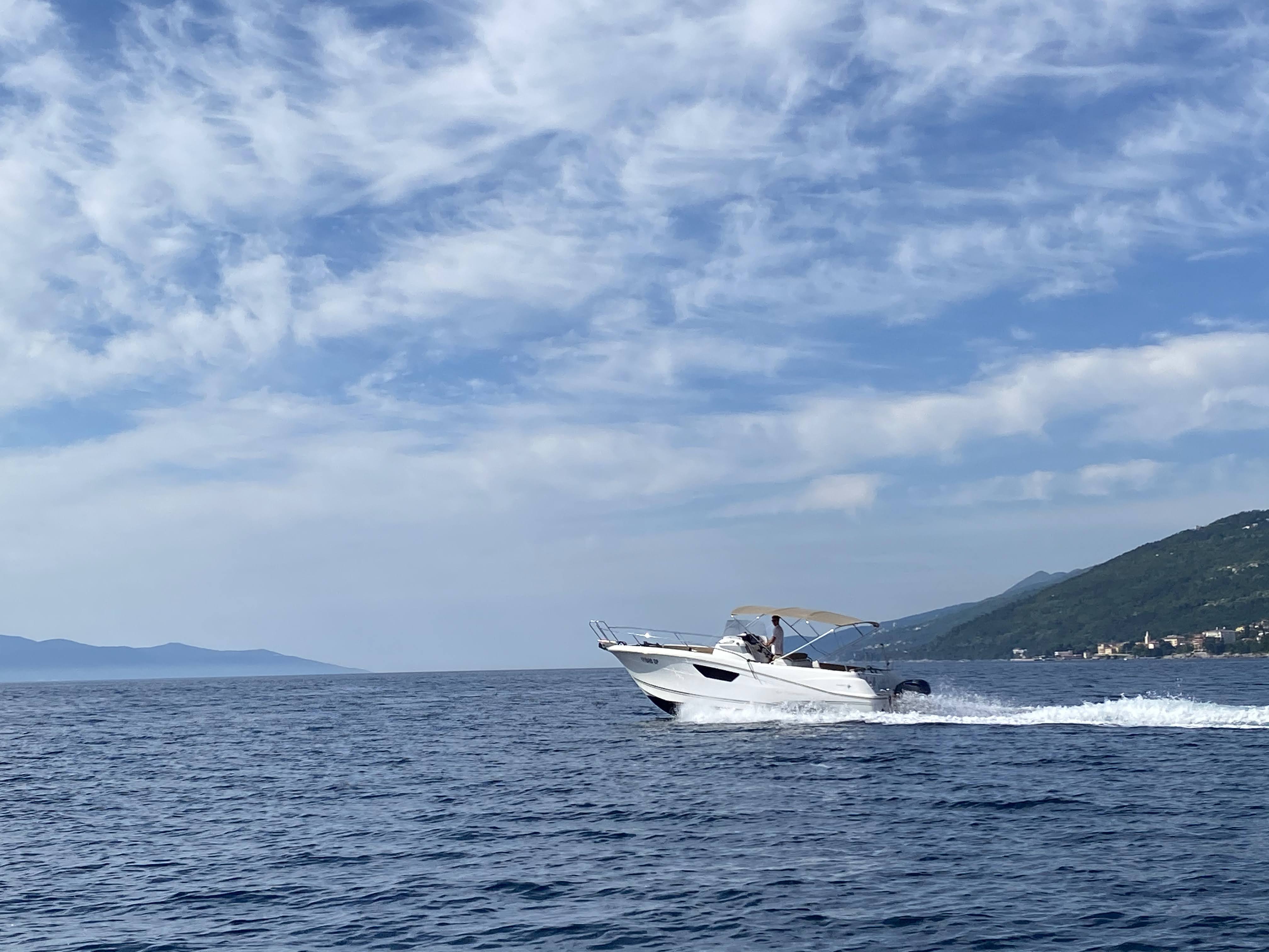 Cranchi Z 35 cruising on Adriatic
